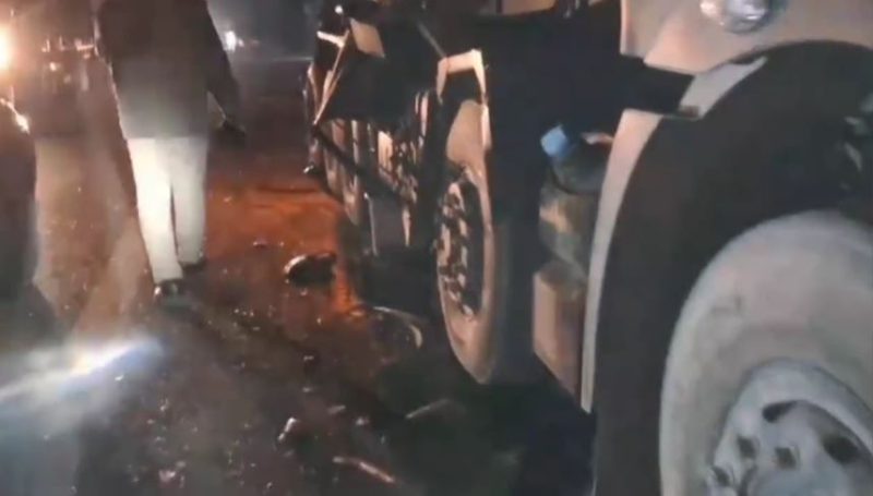 सड़क किनारे खड़े सीमेंट मिक्सर ट्रक से भिड़ा आर्मी का वाहन, चार जवान गंभीर घायल