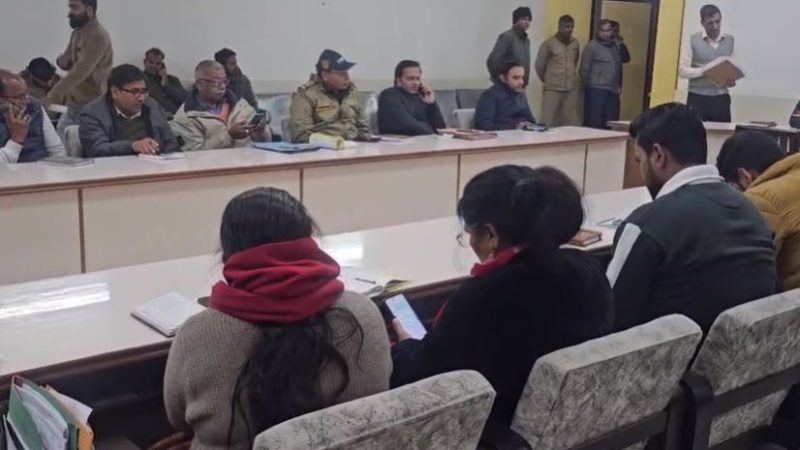 लक्सर तहसील दिवस बना औपचारिकता, फरियादियों की सुनवाई के बीच मोबाइल में उलझे दिखे अधिकारी